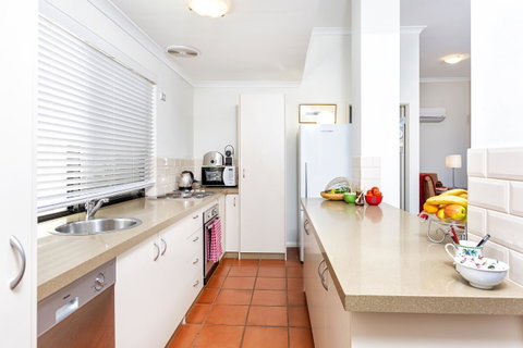 Como Executive Apartment - Holiday Cairns 8