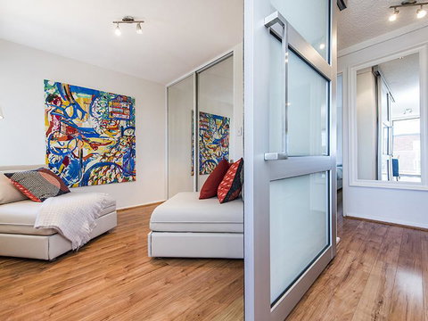 South Perth Deluxe Apartment - Holiday Cairns 8