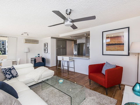 South Perth Deluxe Apartment - Holiday Cairns 5