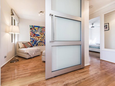 South Perth Deluxe Apartment - Holiday Cairns 3