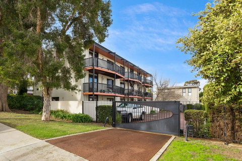 South Perth Executive Apartment - Holiday Cairns 8