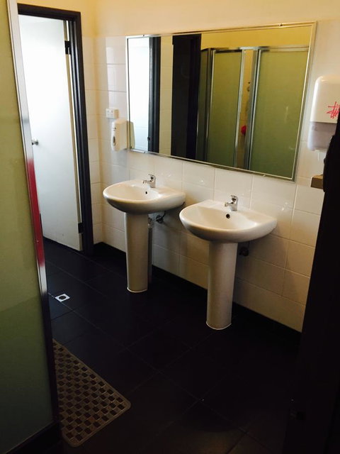 Shiralee Hostel -note - Valid Passport Required To Check In - Holiday Cairns 19