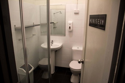 Shiralee Hostel -note - Valid Passport Required To Check In - Holiday Cairns 15