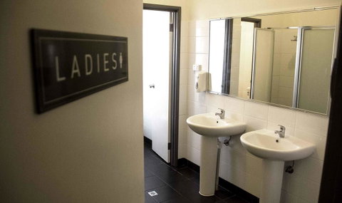 Shiralee Hostel -note - Valid Passport Required To Check In - Holiday Cairns 14