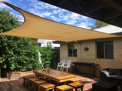 Shiralee Hostel -note - Valid Passport Required To Check In - Holiday Cairns 1