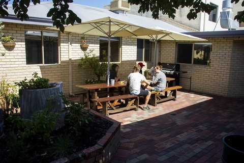 Shiralee Hostel -note - Valid Passport Required To Check In - Holiday Cairns 7