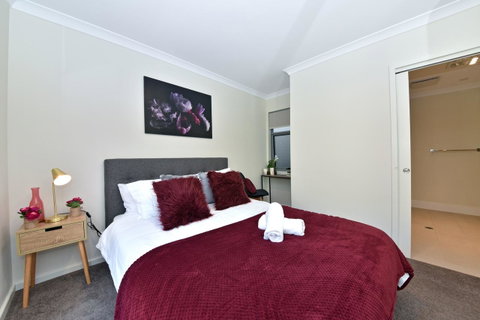 Short Stay Apartment In Perth City 1703 - Holiday Cairns 3