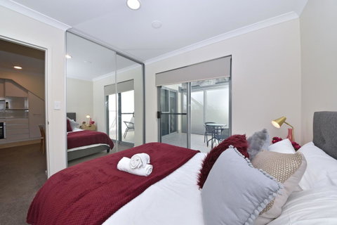Short Stay Apartment In Perth City 1703 - Holiday Cairns 1