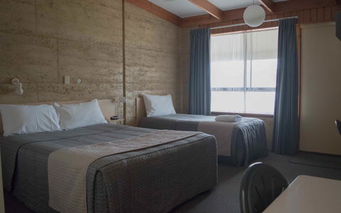 Hopetoun Motel & Chalet Village - Holiday Cairns 1