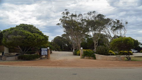 Hopetoun Motel & Chalet Village - Holiday Cairns 12