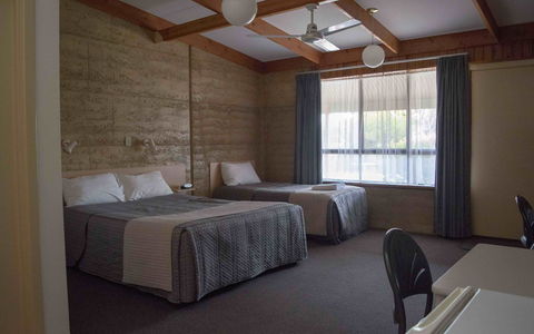 Hopetoun Motel & Chalet Village - Holiday Cairns 2