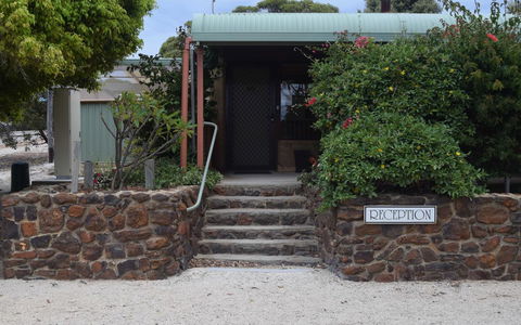 Hopetoun Motel & Chalet Village - Holiday Cairns 9