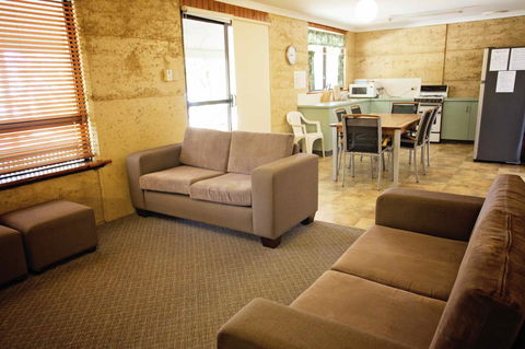 Hopetoun Motel & Chalet Village - Holiday Cairns 8