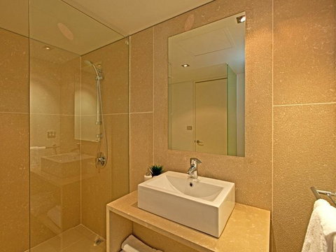 Astra Apartments Perth - Zenith - Holiday Cairns 2