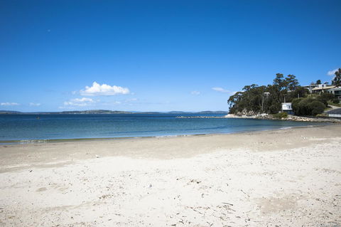 On The Beach Waterfront Apartment - Holiday Cairns 16