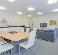 4 Bedroom House - Hobart CBD - Free Parking - Holiday Cairns