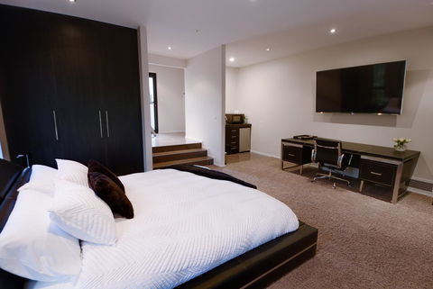 Amare Beachside Luxury - Holiday Cairns 11