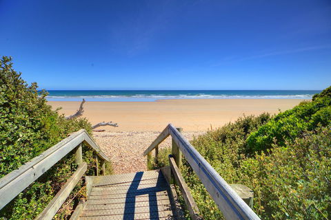 Amare Beachside Luxury - Holiday Cairns 24