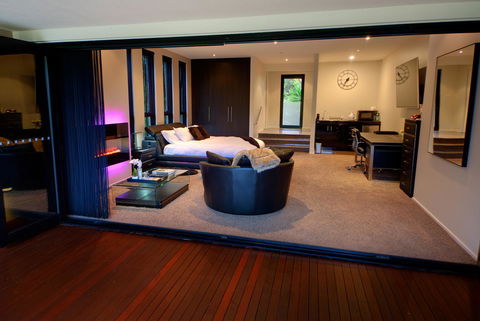 Amare Beachside Luxury - Holiday Cairns 18