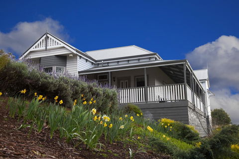 House On The Hill Bed And Breakfast - Holiday Cairns 0