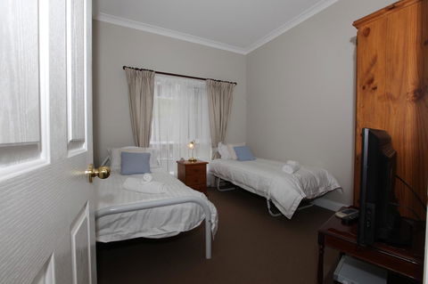 House On The Hill Bed And Breakfast - Holiday Cairns 33