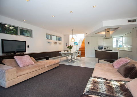 New Luxury Home Near Coogee Beach In Sydney - Holiday Cairns 1