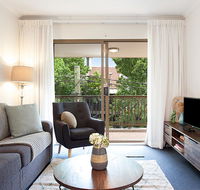 Newly-furnished 2-Bed Apartment with Gym and Pool - Holiday Cairns