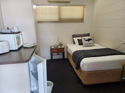 O'Sheas Windsor Hotel - Holiday Cairns 1