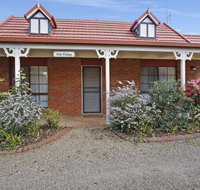 Oak Cottage - Tudor Village Unit 5 - Holiday Cairns