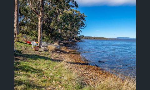 On The Huon River - Holiday Cairns 1