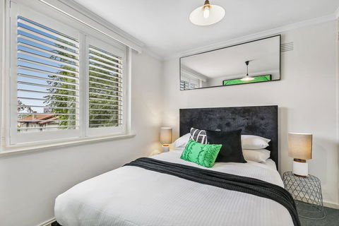 Oversized Apartment Close To City, Parks, MCG - Holiday Cairns 2