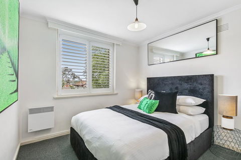 Oversized Apartment Close To City, Parks, MCG - Holiday Cairns 1
