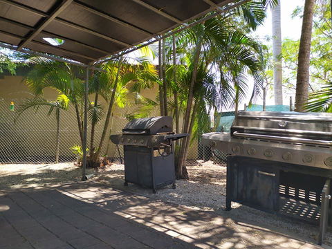 Palm Court Backpackers - Holiday Cairns 2