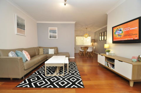 Parramatta Self-Contained Two-Bedroom Apartment (4LEN) - Holiday Cairns 1