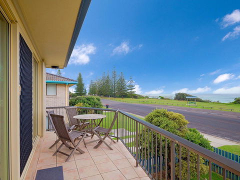 Pippi View 2 (Top) - Across The Road From The Beach! - Holiday Cairns 3