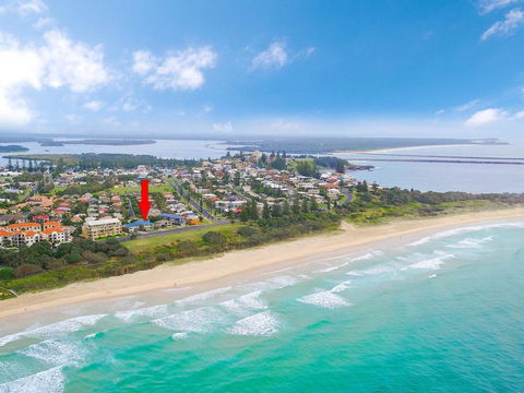 Pippi View 2 (Top) - Across The Road From The Beach! - Holiday Cairns 1