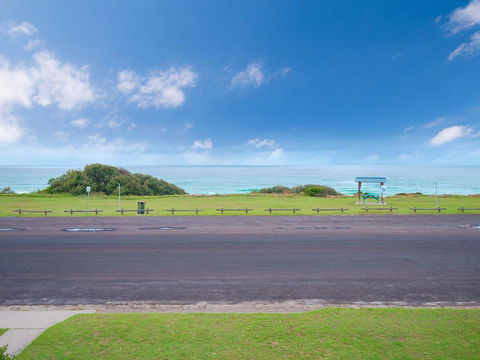 Pippi View 2 (Top) - Across The Road From The Beach! - Holiday Cairns 2