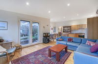 Plovers Rest - central 3 bedroom cottage with small orchard