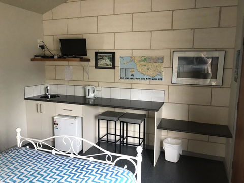 Port Campbell Guesthouse & Flash Packers - Holiday Cairns 1