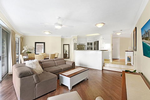 Private Apartment @ Surfers Mayfair - Holiday Cairns 3