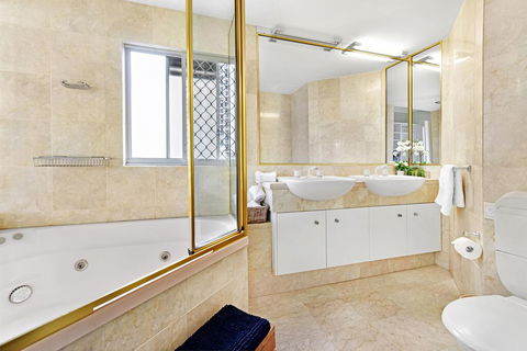 Private Apartment @ Surfers Mayfair - Holiday Cairns 1
