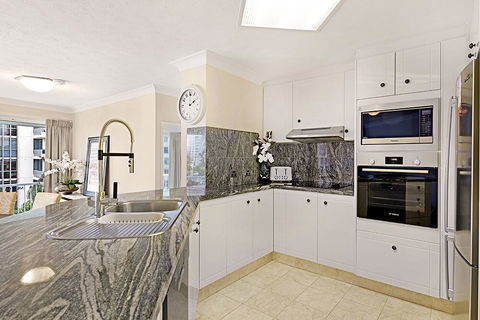 Private Apartment @ Surfers Mayfair - Holiday Cairns 2