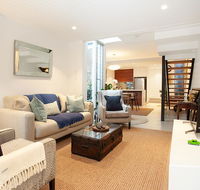 Quiet Family Home With Garden Courtyard Near Cafes - Holiday Cairns