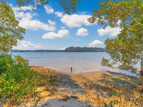 Ralph's Cottage Orion Drive Yamba - Pet Friendly Photos Available Shortly Free Wi-Fi - Holiday Cairns 3