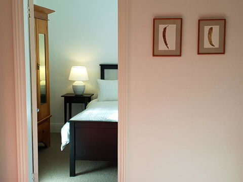 Redruth - 2 Bedroom Cottage Situated In Wandiligong - Holiday Cairns 1