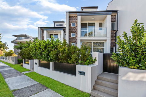 Relax In A Spacious & Modern Townhouse In Asquith - Holiday Cairns 0