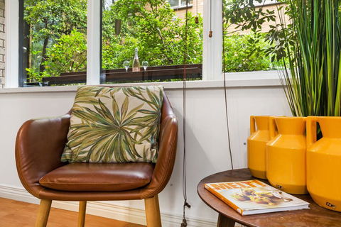 Retro Styled 3 Bedroom Apartment With Tree Views - Holiday Cairns 2