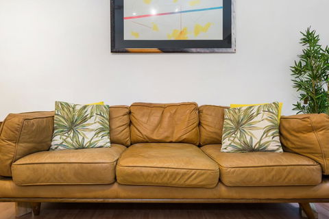 Retro Styled 3 Bedroom Apartment With Tree Views - Holiday Cairns 1