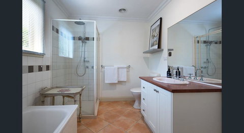Roalies Farm House - Holiday Cairns 2