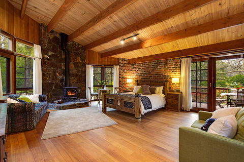 Rocky Creek Art Garden B&B - Holiday Cairns 0